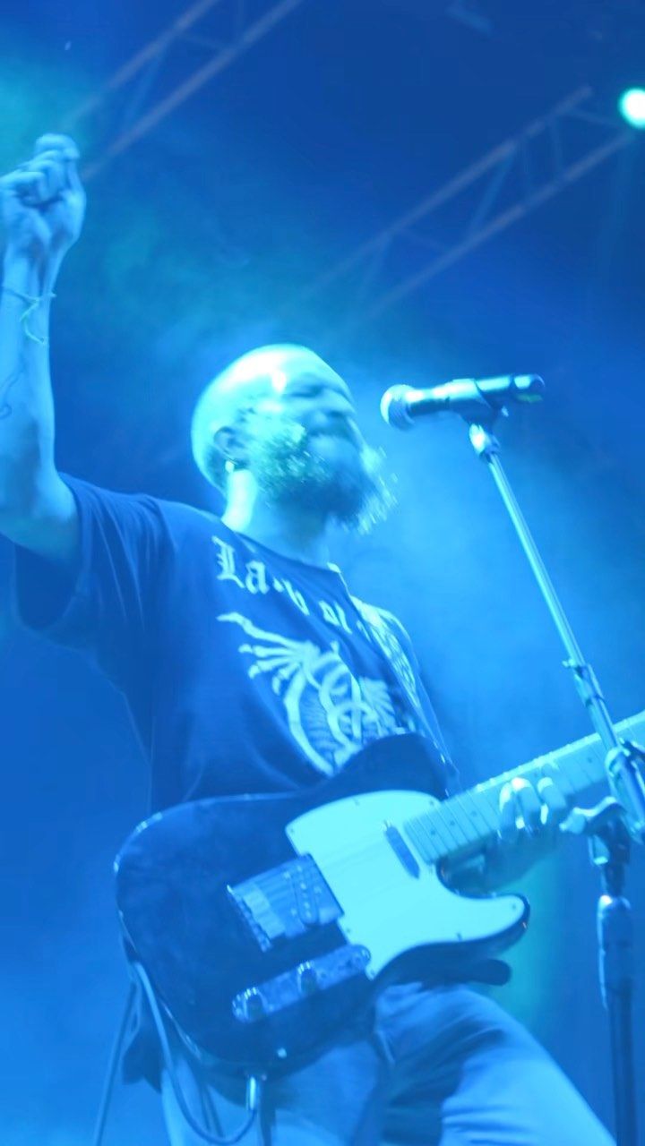 Un chitarrista sul palco sotto le luci blu